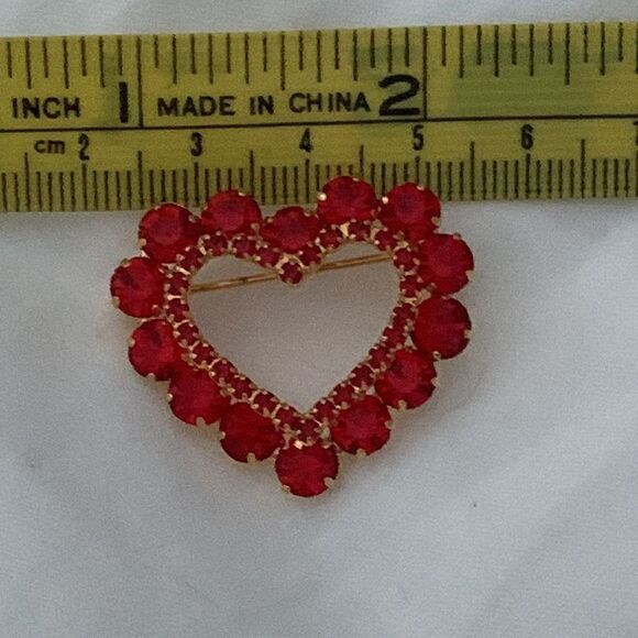 Vintage Red faceted  crystal heart pin - Picture 5 of 6